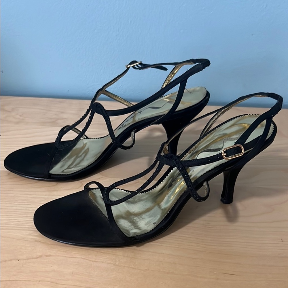 Nina Shoes Black Elegant Heels with T-Strap Design